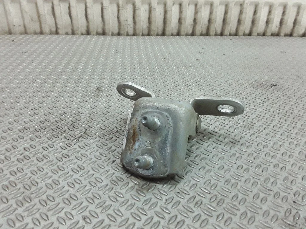 Rear door upper hinge – Toyota Picnic (1996-2001), right