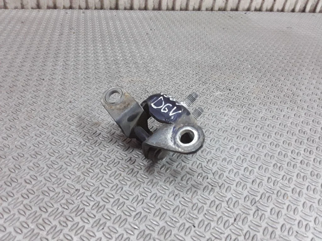 Rear door upper hinge – Toyota Hilux (N80, N90, N100, N110) (1988-1997)