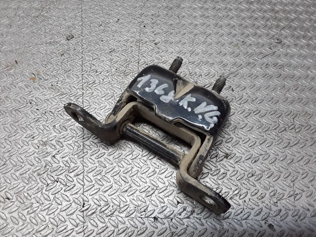 Rear door upper hinge – Nissan Navara D40 (2004-2015)