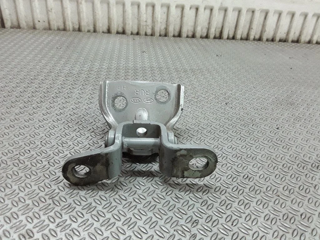 Rear door upper hinge – Hyundai Tucson JM (2004-2009)