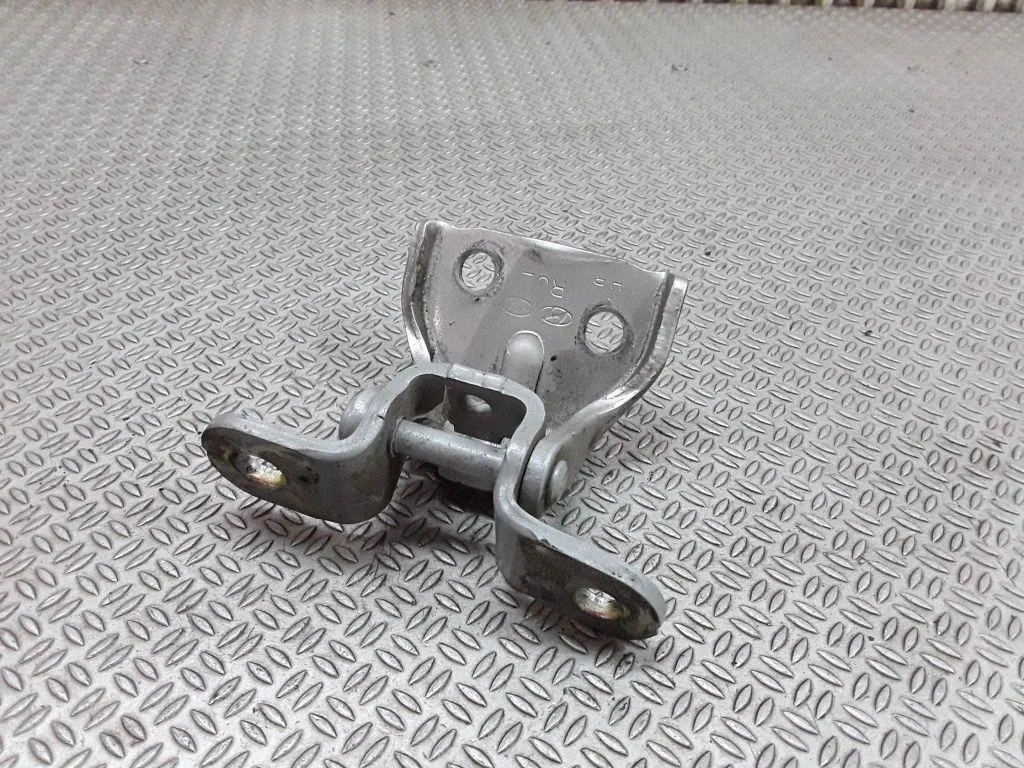 Rear door upper hinge – Hyundai Tucson JM (2004-2009)