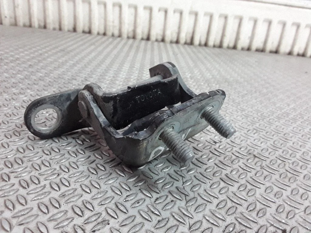 Zawias górny drzwi tylnych – Toyota Yaris Verso (1999-2005)