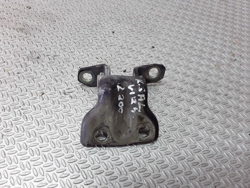 Rear door upper hinge – Mitsubishi L200 (1996-2006)