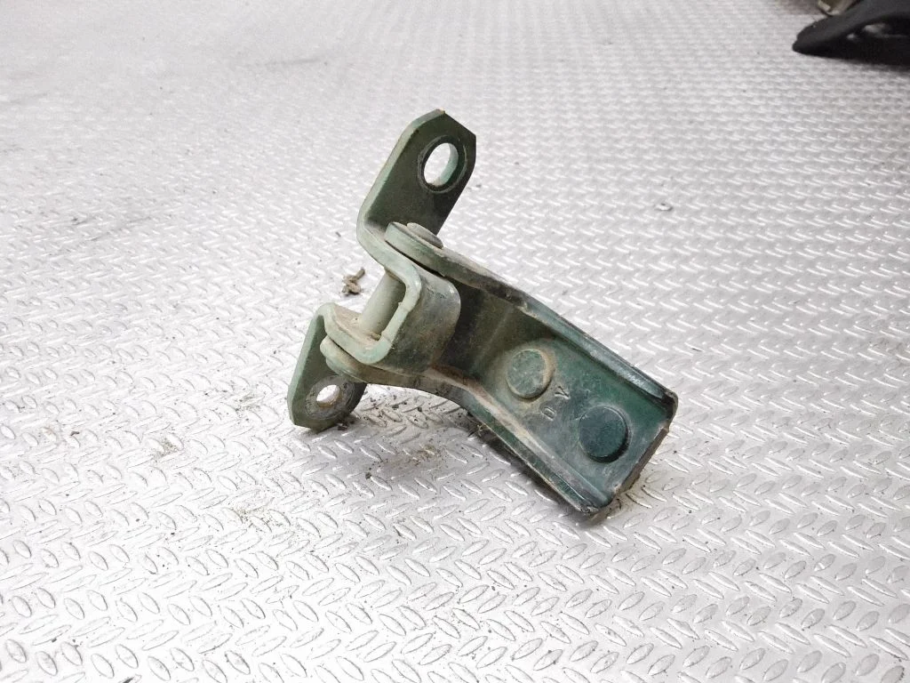 Rear door lower hinge – Suzuki Grand Vitara II (2006-2016)