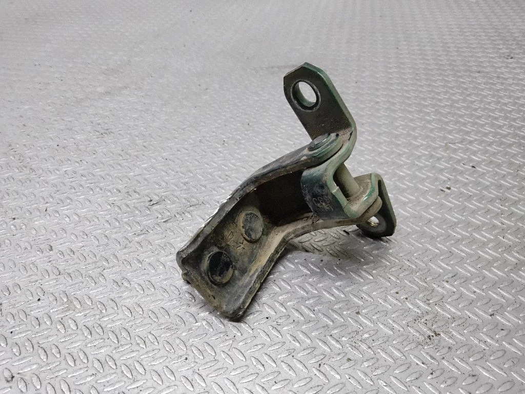 Rear door lower hinge – Suzuki Grand Vitara II (2006-2016)