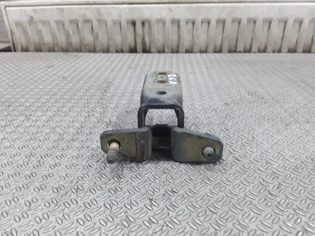 Rear door lower hinge – Mitsubishi Grandis (2003-2011)