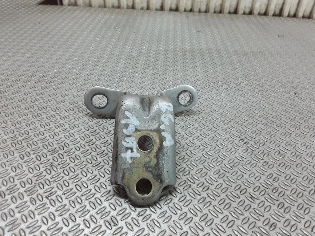 Rear door lower hinge – Hyundai Tucson JM (2004-2009)