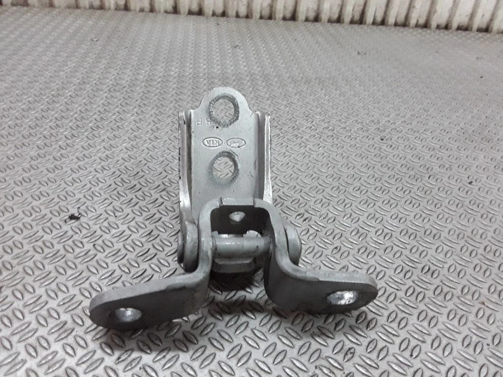 Rear door lower hinge – Hyundai Tucson JM (2004-2009)