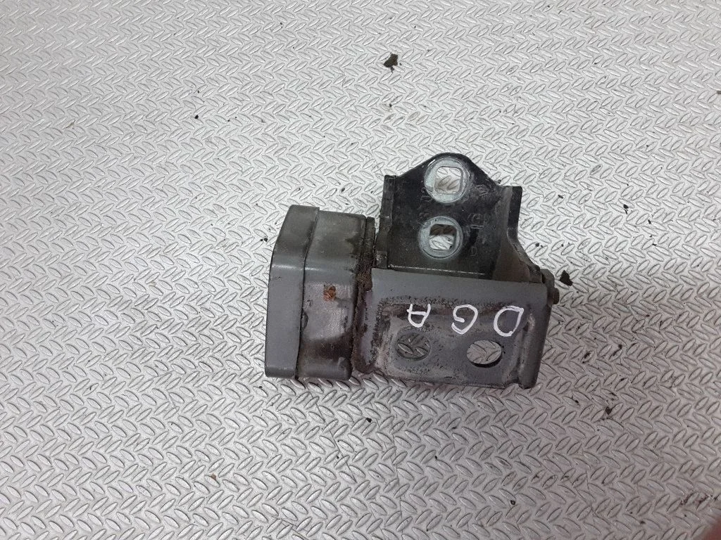 Rear door lower hinge – Renault Megane II (2002-2005)