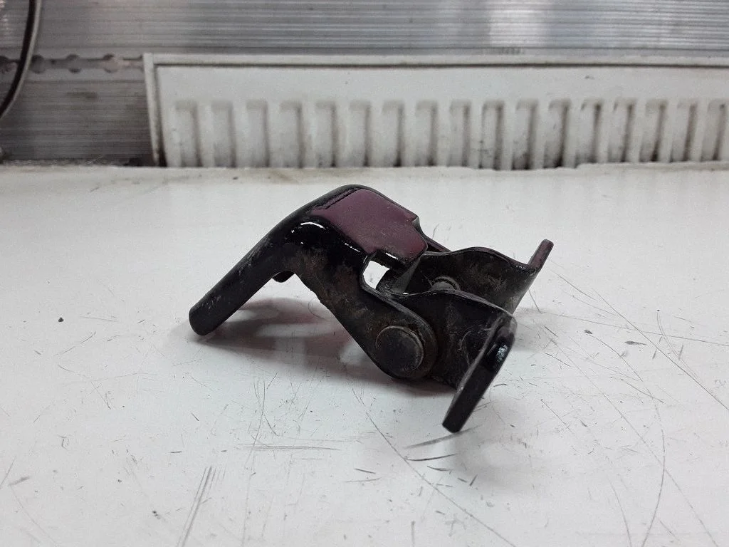 Rear door lower hinge – Ford Maverick (2001-2007)
