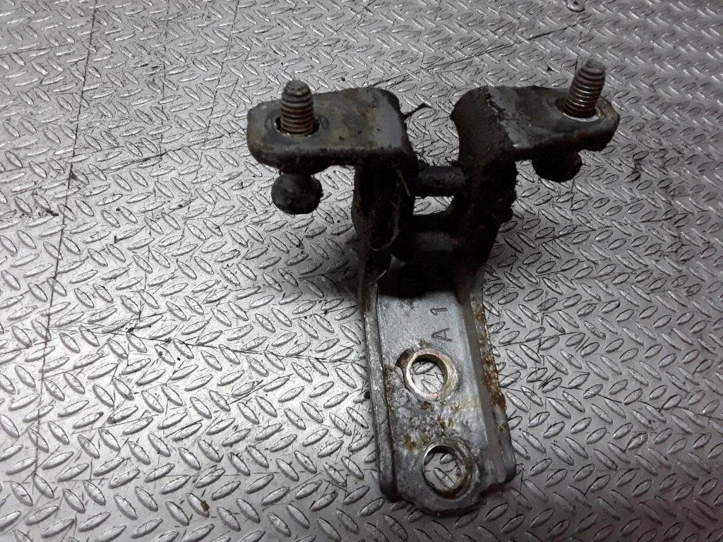 Rear door lower hinge – Mitsubishi Grandis (2003-2011)