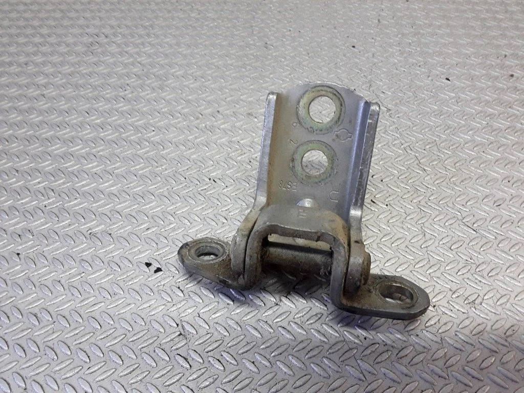 Rear door lower hinge – Nissan Note (E11) (2006-2014)