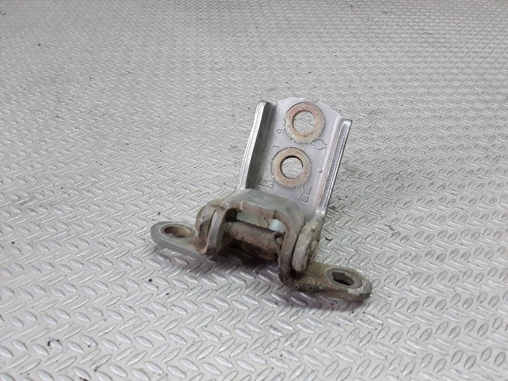 Rear door lower hinge – Nissan Note (E11) (2006-2014)
