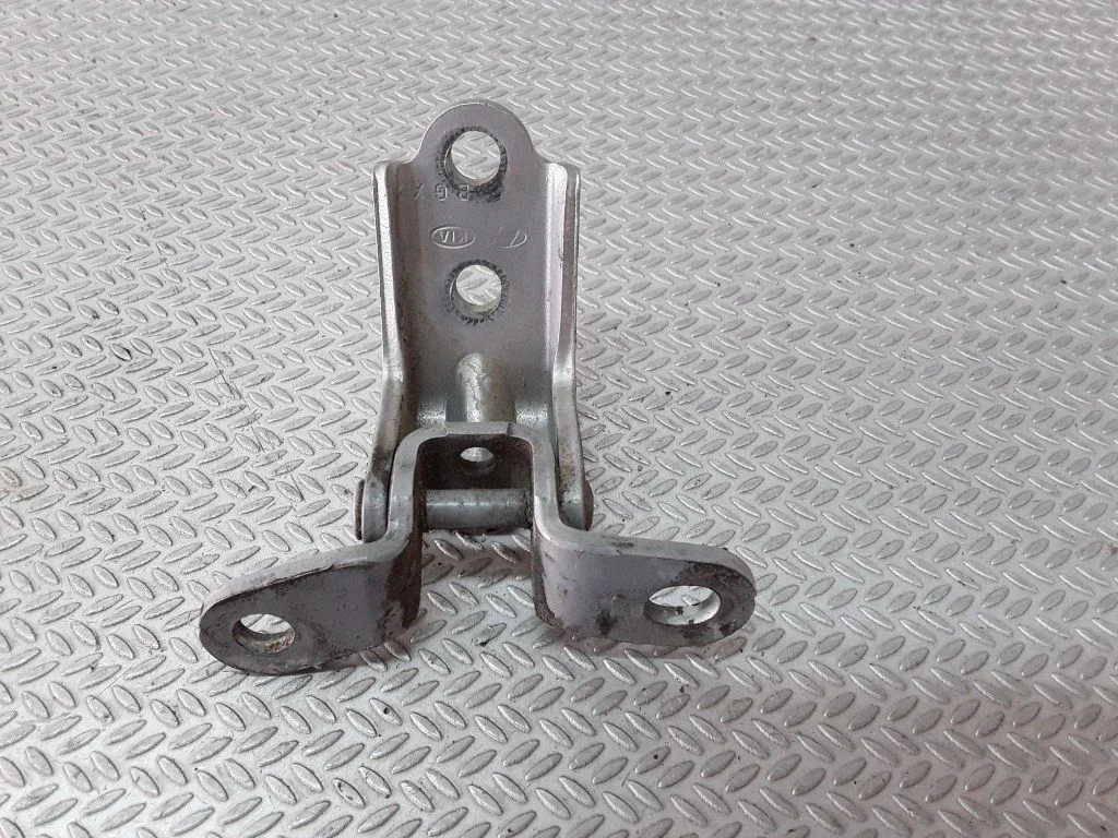 Rear door lower hinge – Hyundai Tucson JM (2004-2009)