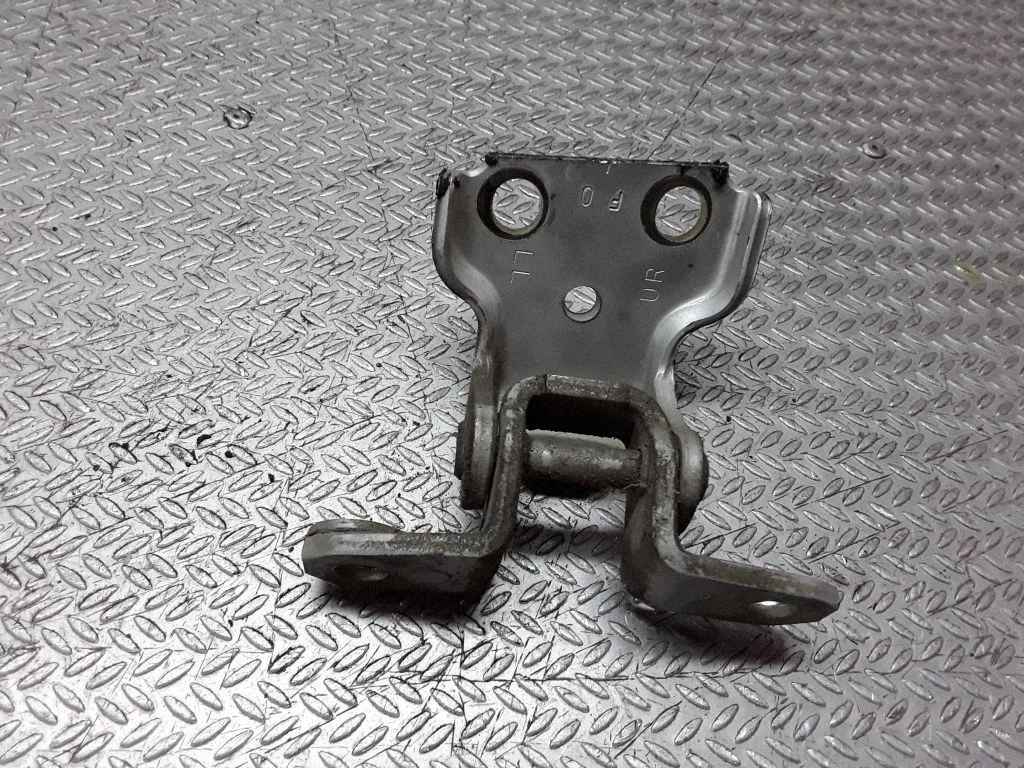 Rear door lower hinge – Suzuki Grand Vitara I (1998-2005)
