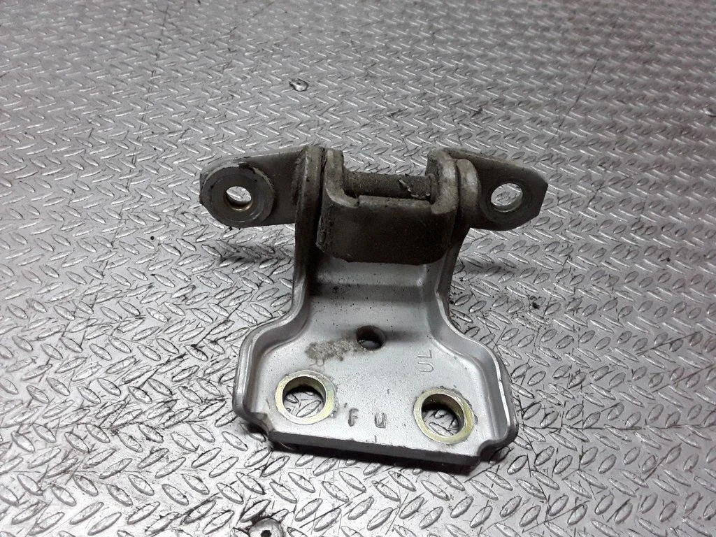 Rear door lower hinge – Suzuki Grand Vitara I (1998-2005)