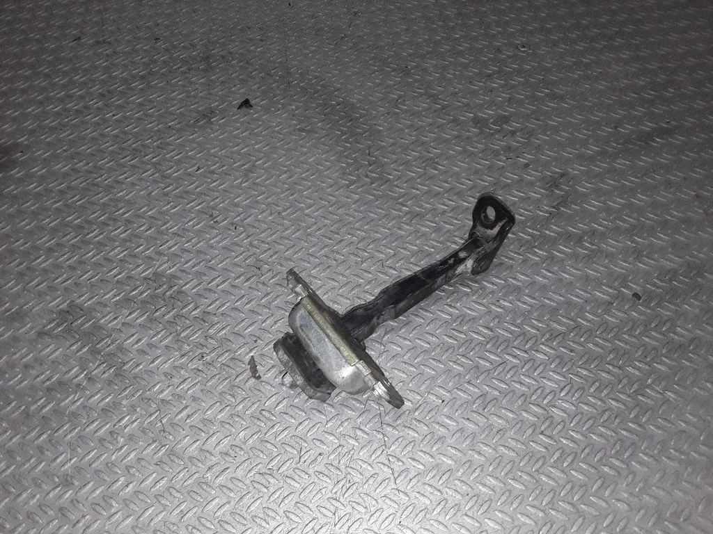 Rear door check strap stopper – KIA Carens I (1999-2006)