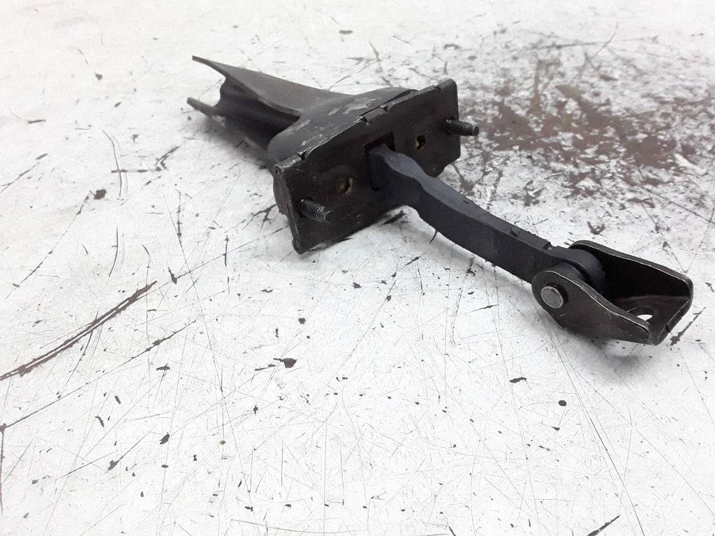 Rear door check strap stopper – Saab 9-5 (2006-2010)