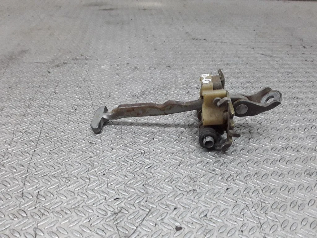 Rear door check strap stopper – Renault Laguna II (2001-2007)