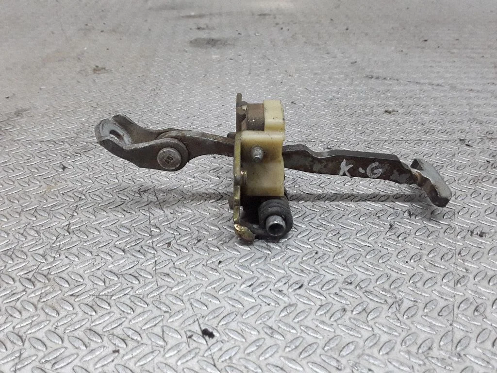 Rear door check strap stopper – Renault Laguna II (2001-2007)