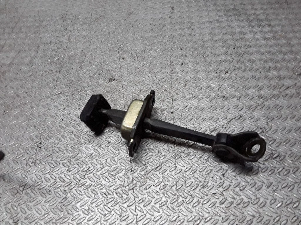 Aizmugurējo durvju atvēršanas ierobežotājs – Honda Jazz (2002-2008)