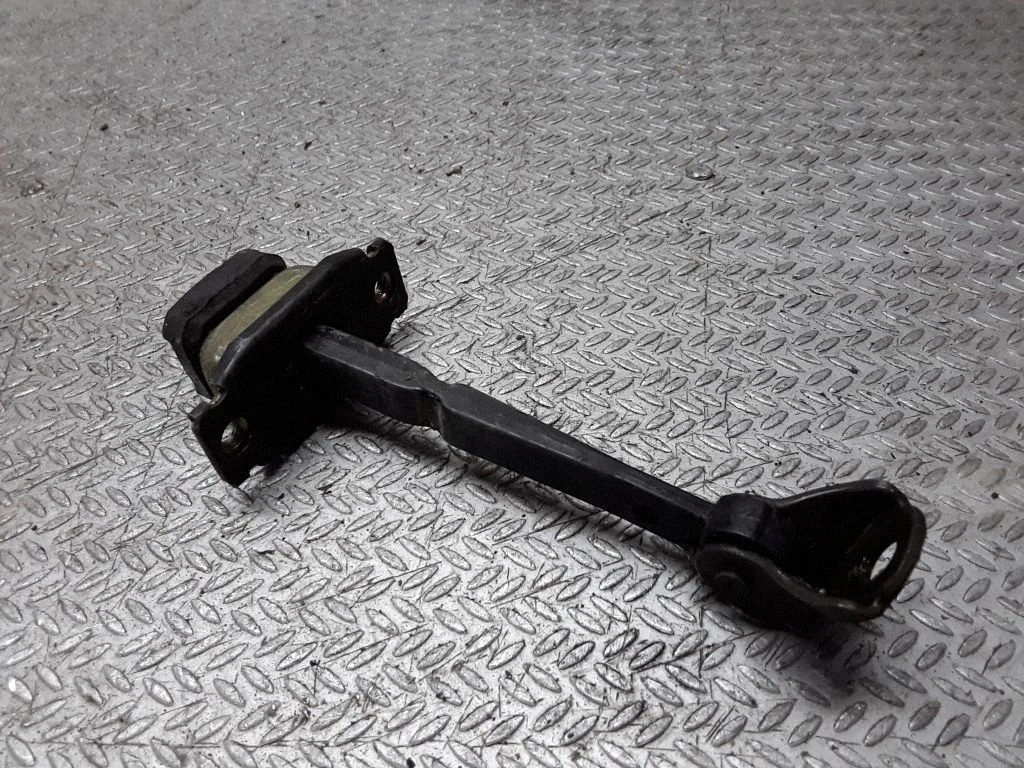 Aizmugurējo durvju atvēršanas ierobežotājs – Honda Jazz (2002-2008)