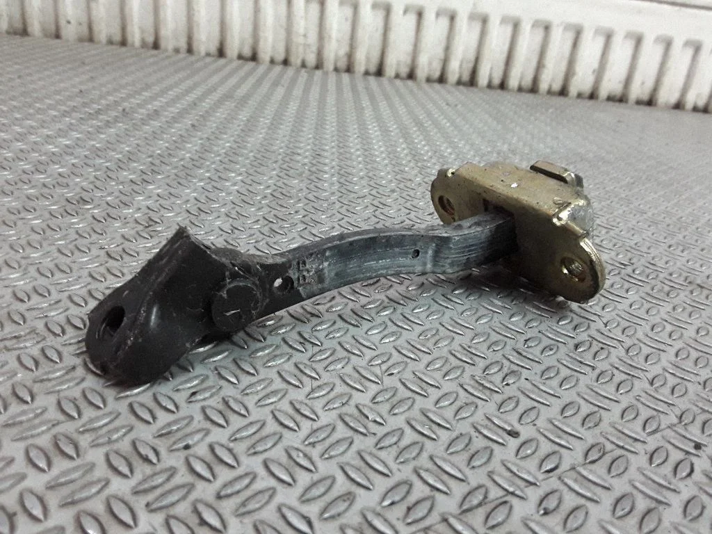 Rear door check strap stopper – Toyota Yaris Verso (1999-2005)