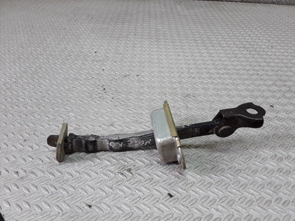 Rear door check strap stopper – Nissan Note (E11) (2006-2014)