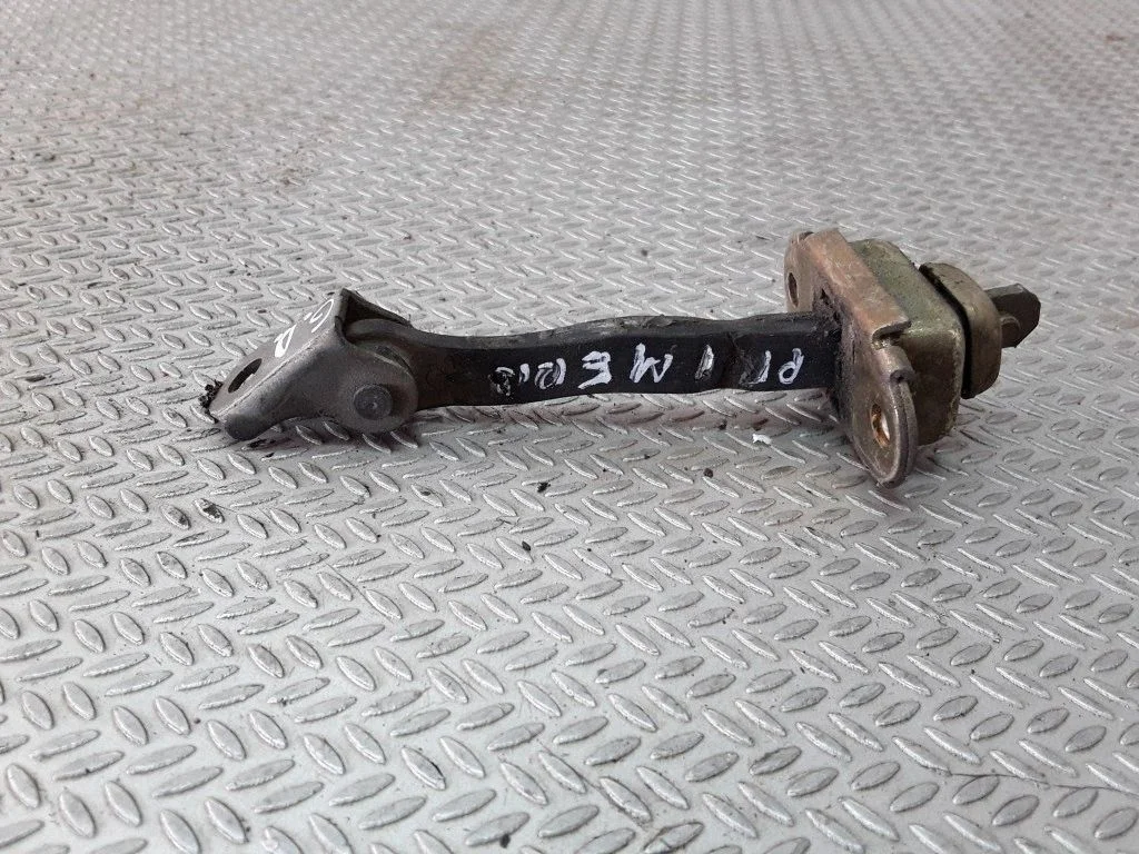 Aizmugurējo durvju atvēršanas ierobežotājs – Nissan Primera (2002-2007)