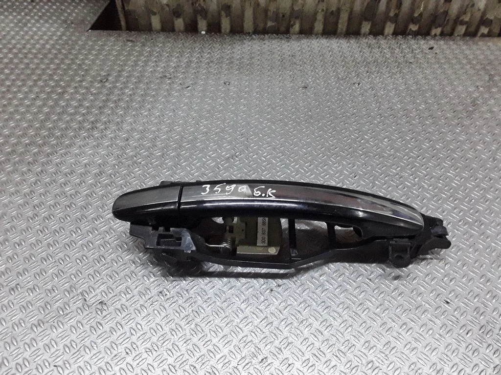Rear door exterior handle – Volkswagen Phaeton (2002-2016)