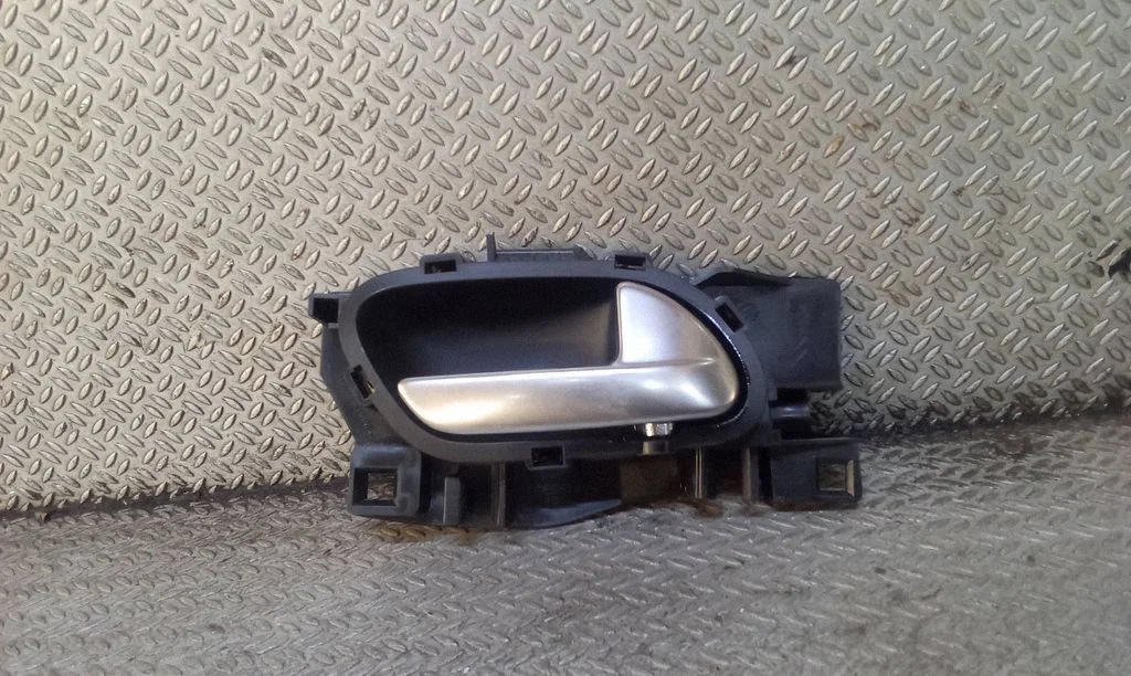 Rear door interior handle – Peugeot 208 I (2012-2019)