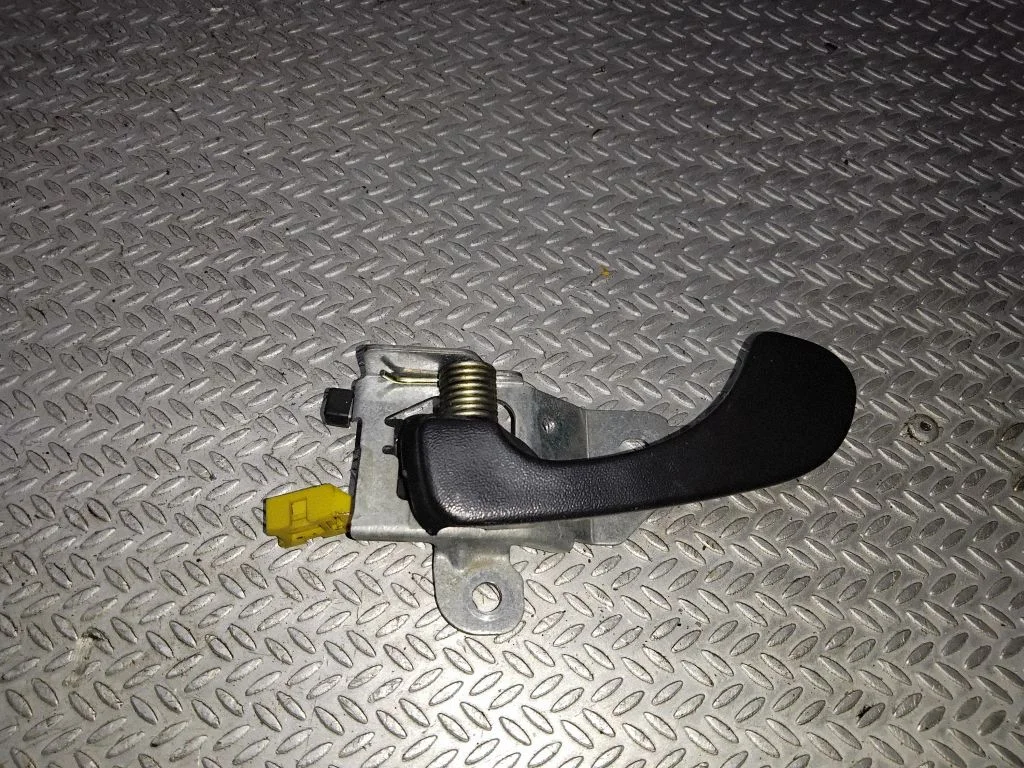 Aizmugurējais iekšējais atvēršanas rokturis MR288395 – Mitsubishi Space Star (1998-2005)