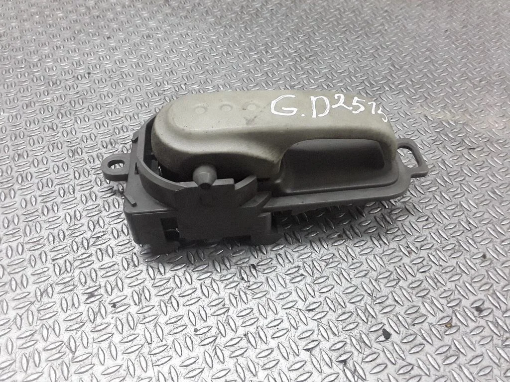 Aizmugurējais iekšējais atvēršanas rokturis – Nissan Micra (2003-2007)