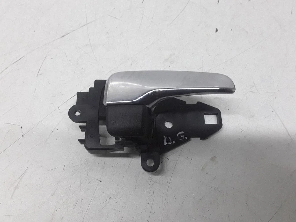 Rear door interior handle – Mitsubishi Grandis (2003-2011)