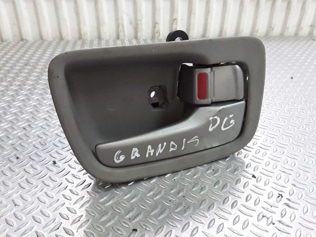 Rear door interior handle – Mitsubishi Grandis (2003-2011)
