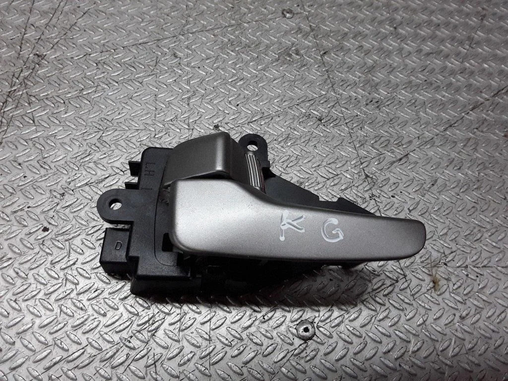 Rear door interior handle – Mitsubishi Grandis (2003-2011)