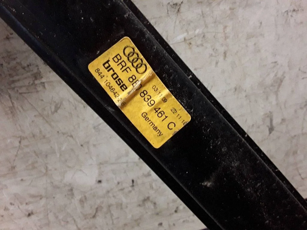 Aizmugurējā el. loga pacēlāja mehānisms bez motoriņa 8E0839461C