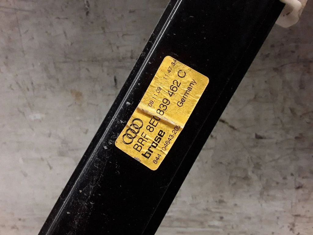 Aizmugurējā el. loga pacēlāja mehānisms bez motoriņa 8E0839462C