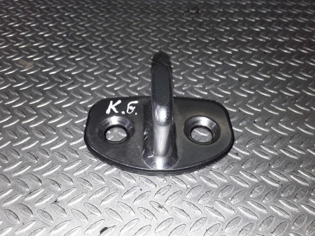 Rear door lock loop/hook striker – Skoda Octavia Mk2 (1Z) (2004-2013)