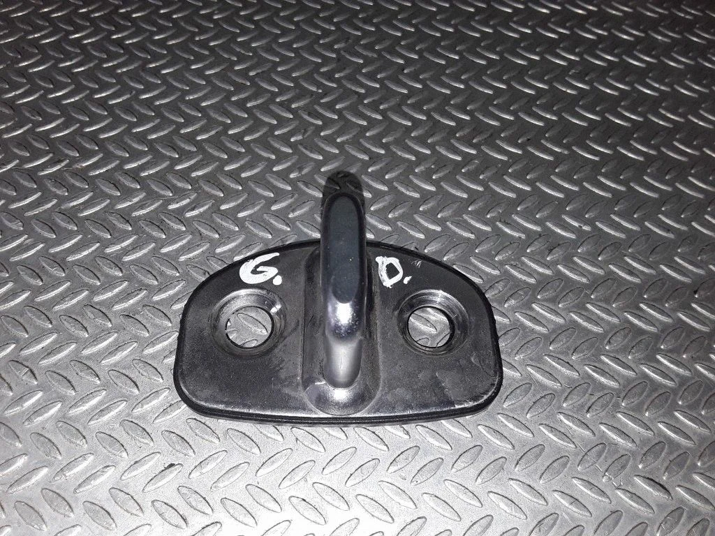 Rear door lock loop/hook striker – Skoda Octavia Mk2 (1Z) (2004-2013)