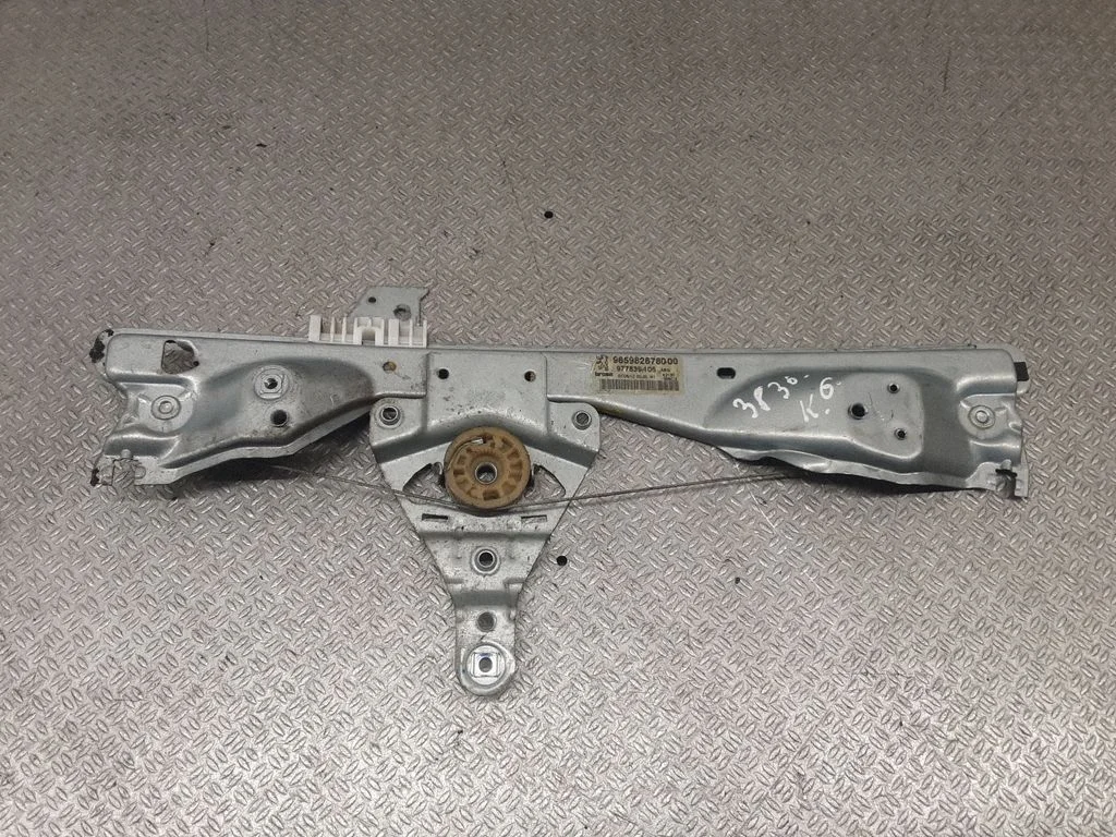 Rear window lifting mechanism without motor – Peugeot 308 (2007-2013)
