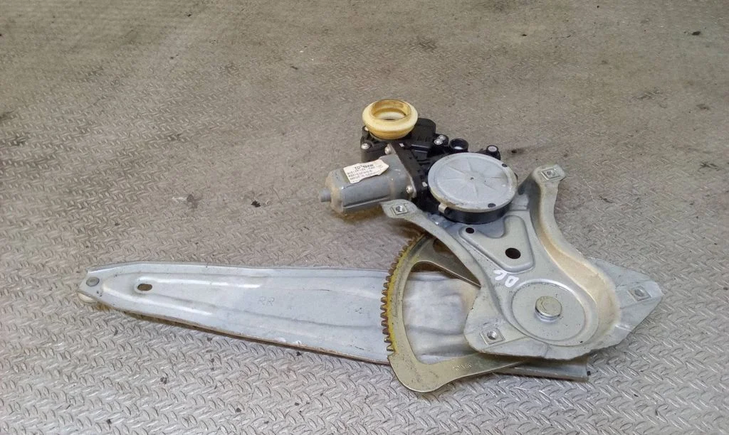Rear door window regulator with motor – Toyota Verso (2009-2018)