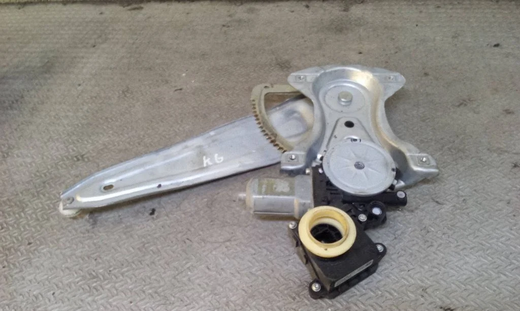 Rear door window regulator with motor – Toyota Verso (2009-2018)