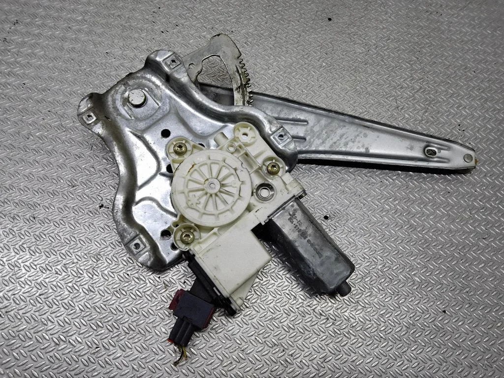 Rear door window regulator with motor – Toyota Corolla E120 E130 (2004-2007)