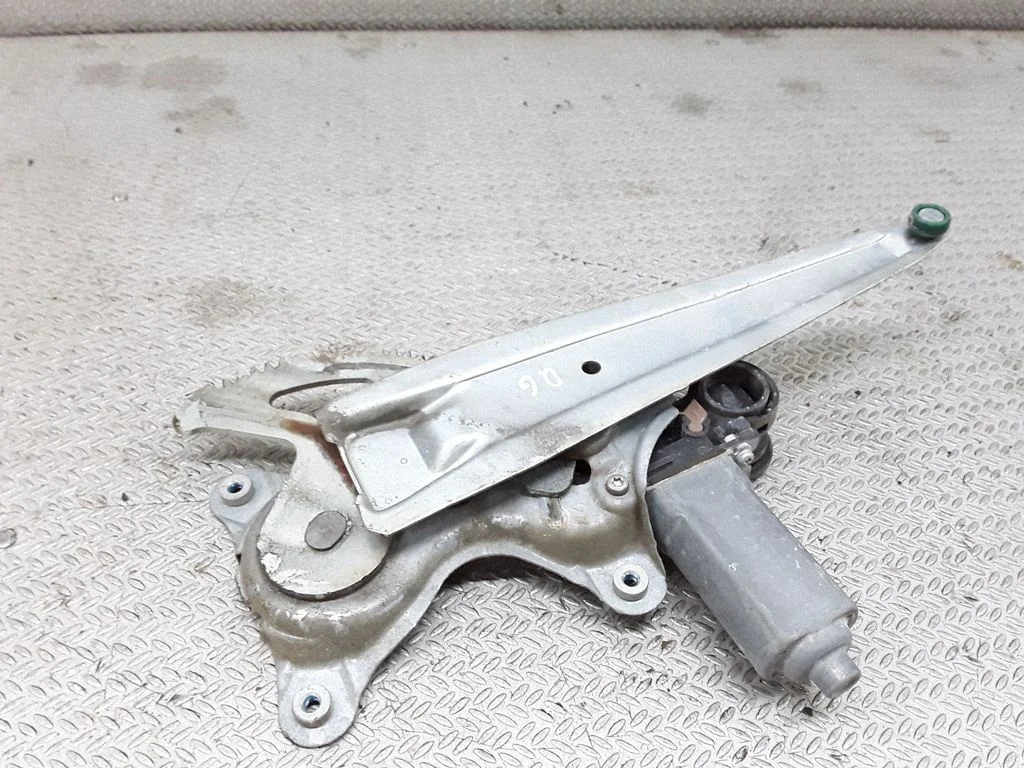 Rear door window regulator with motor – Pontiac Vibe (2003-2008)