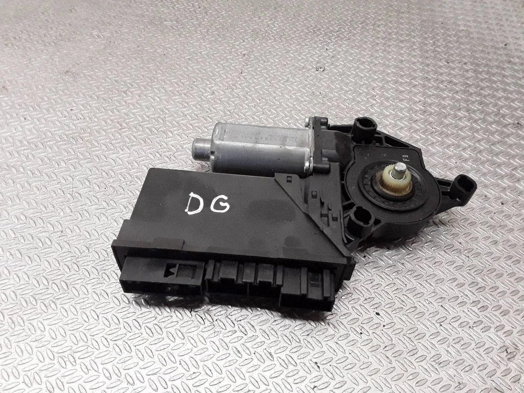 Aizmugurējā loga pacēlāja motoriņš 8E0959802E