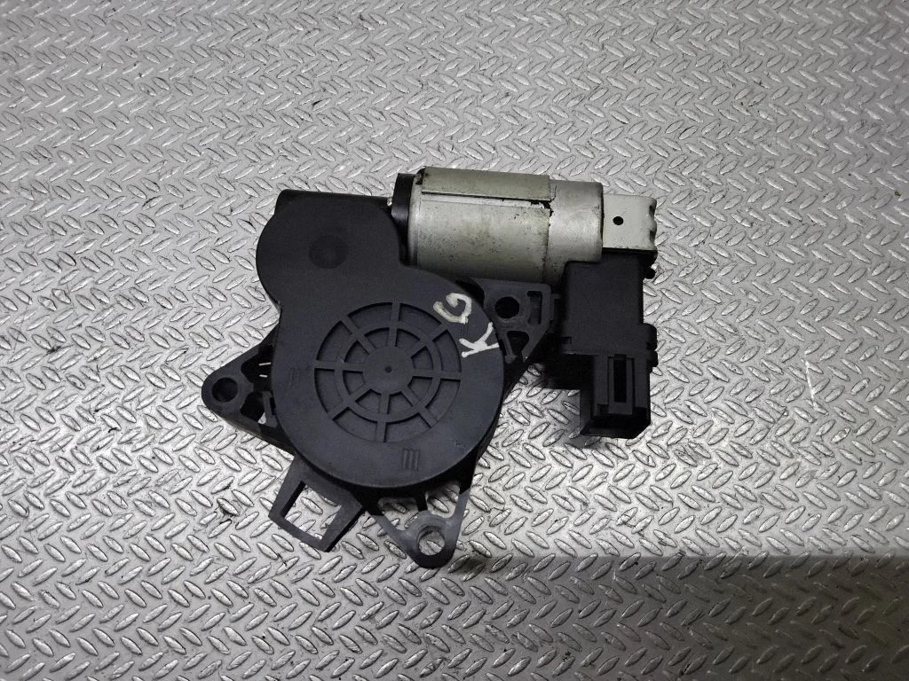Rear door window regulator motor CJ6A5858X