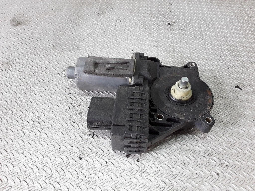 Rear door window regulator motor – Ford Mondeo Mk III (2000-2007)