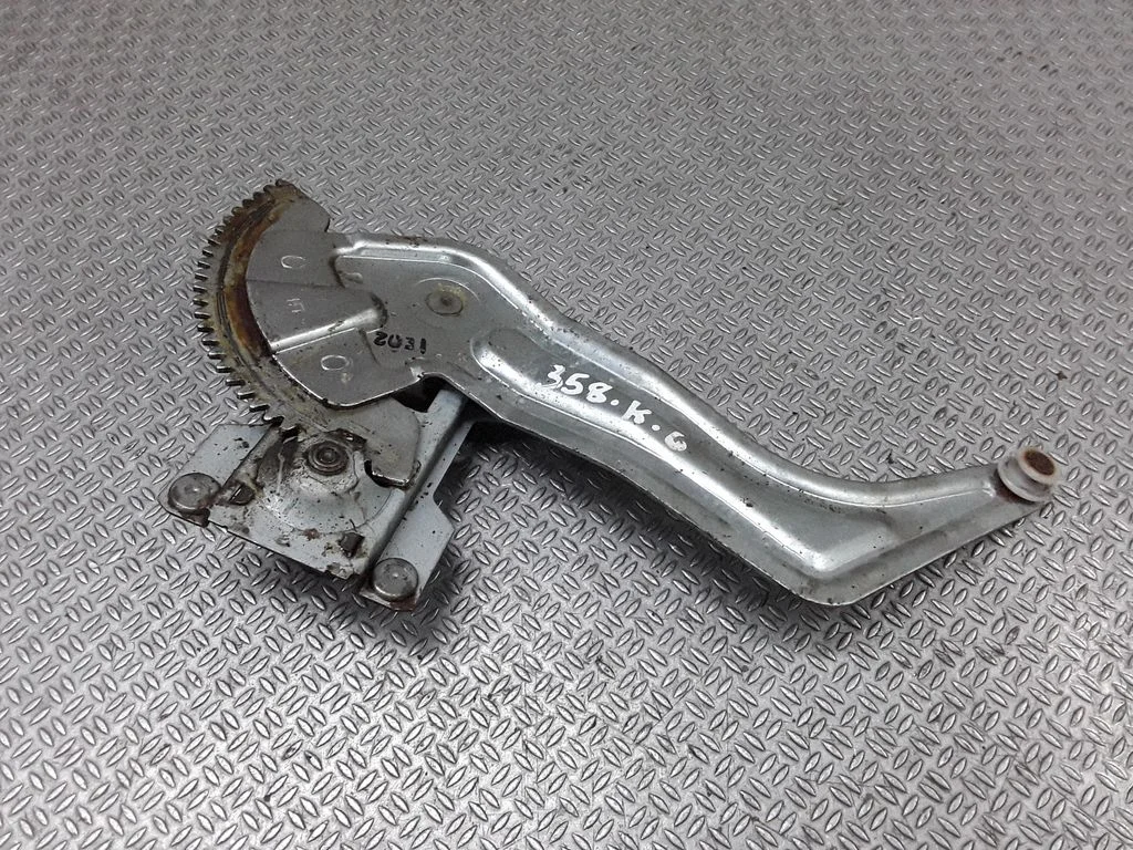 Podnośnik szyby tylnej mechaniczny (ręczny) – lewa