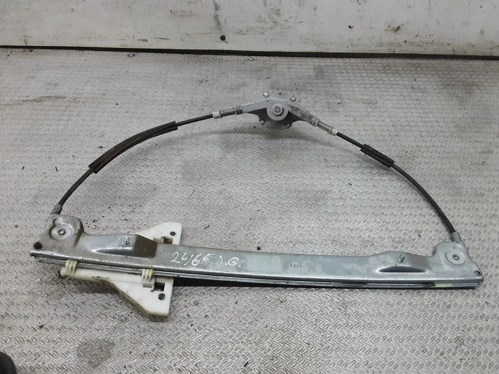Rear door manual window regulator – Mitsubishi Colt (1996-2004)